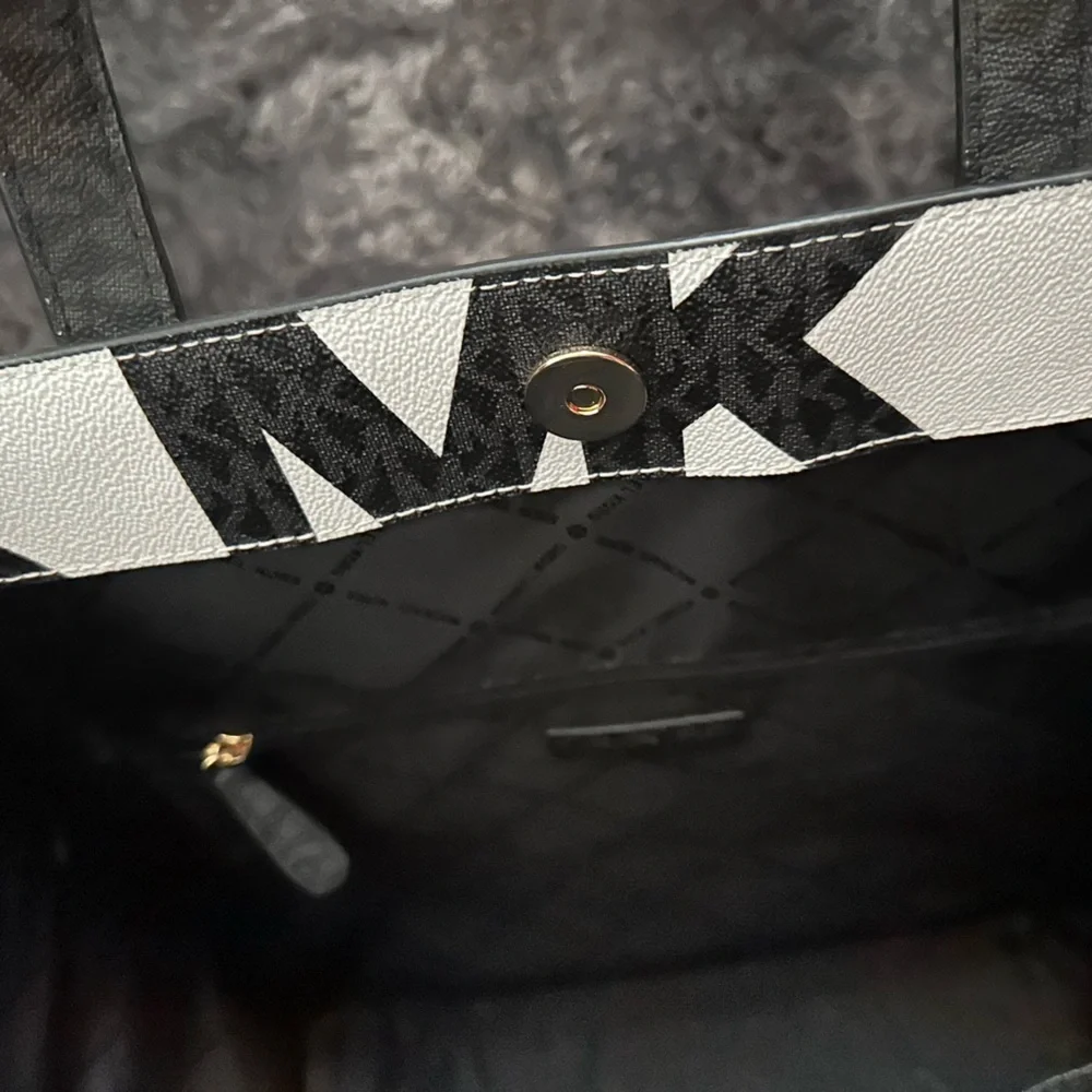 Michael Kors Kenly Large Graphic MK Signature Tote LIKE NEW